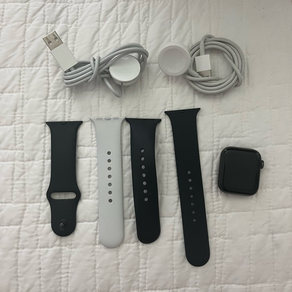 Apple Watch Series 4 GPS, 40mm Space Gray Aluminum Case